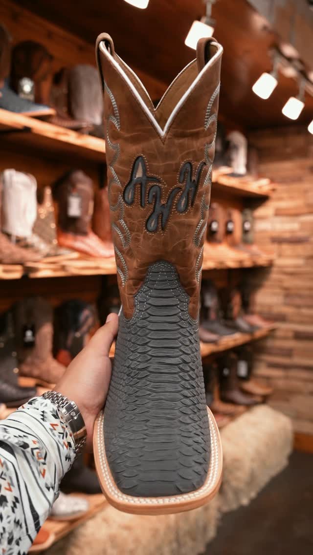 Vintage Embroidered Leather Boots Crocodile Pattern Thick Heel Boots
