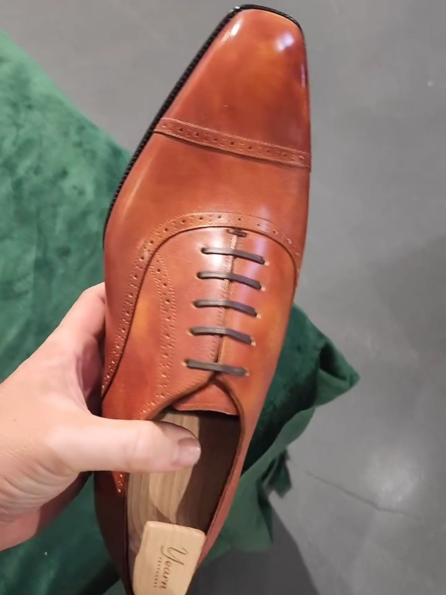 Fashionable and Simple Solid Color Lace-up Leather Shoes
